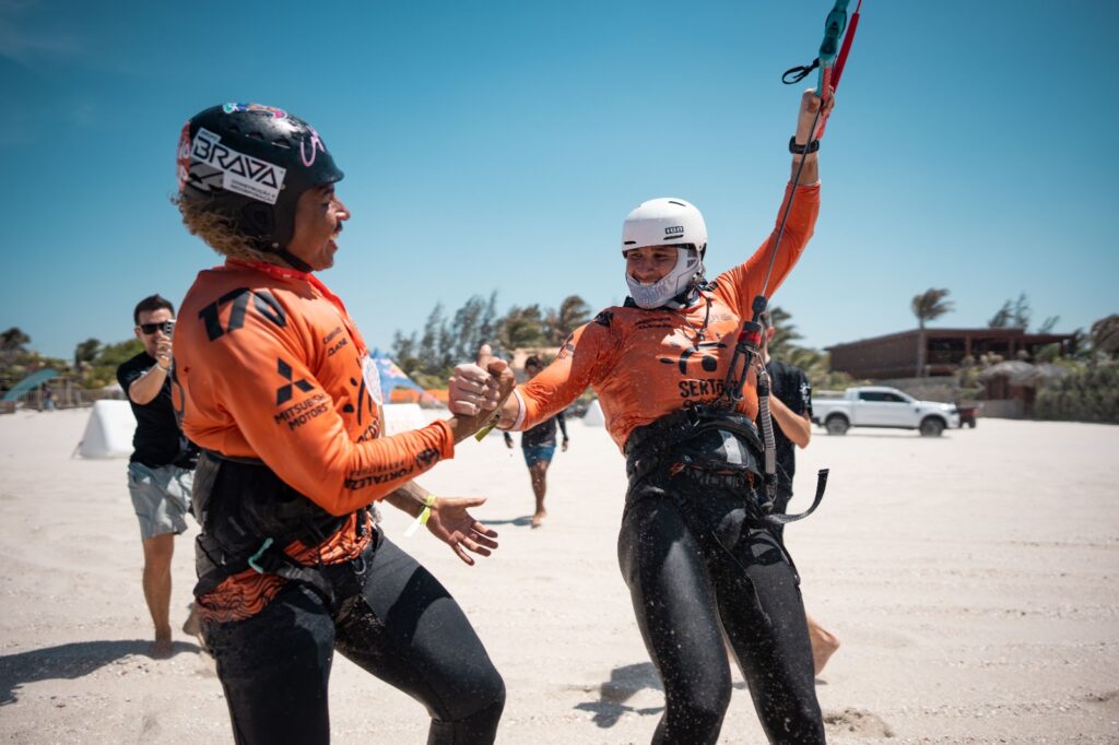 Yaron Moura (E) recebe o cumprimento de Alex Neto, em quem se inspira
(Affonso Dalle/Heusi Action/Sertões)