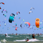 Dia Mundial do Kitesurf reúne mais de 500 atletas na 8ª edição do Downwind da Capital
