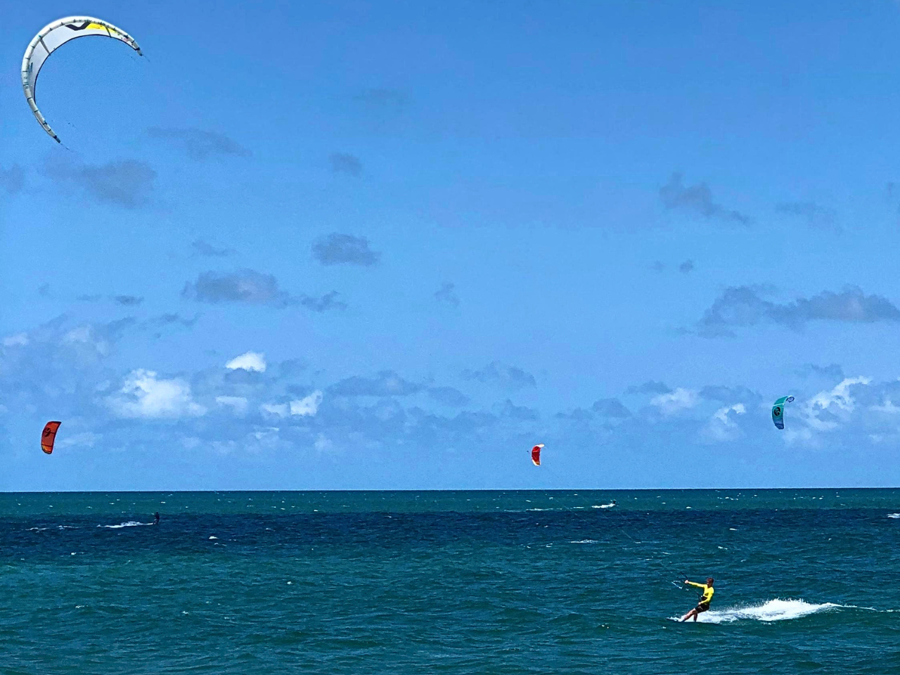 Prática de Kitesurf movimenta litoral cearense. (Foto: Natália Fonteles)
