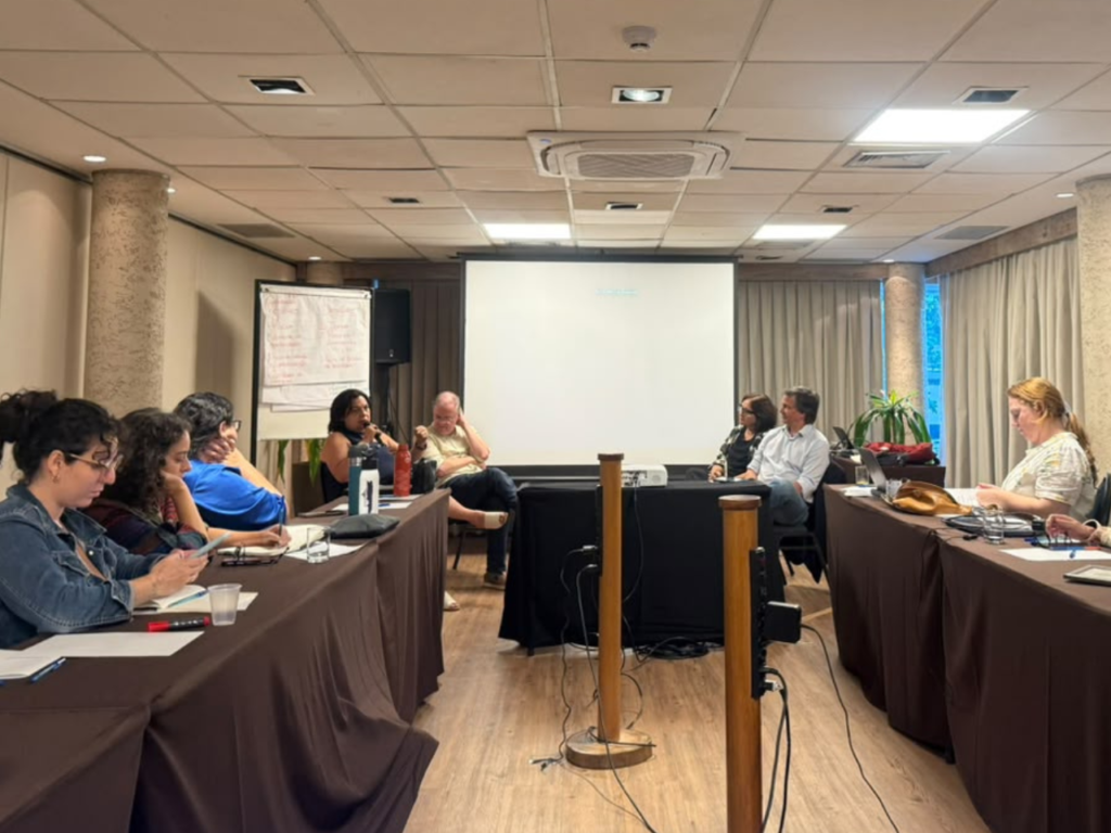 Painel com o professor Ronaldo Christofoletti, a pesquisadora Soraya Tupinambá e Rômulo Alexandre, presidente da Câmara Setorial da Economia Azul, com mediação da jornalista Maristela Crispim.